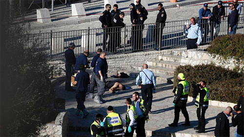 israelíes cerca del cuerpo de uno de los palestinos abatidos Tres palestinos y una agente israelí mueren en ataque en Al Quds